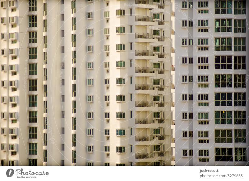 wohnen für Alle mit Ecken und Kanten Fassade Moderne Architektur Wohnhochhaus Symmetrie Fenster Strukturen & Formen authentisch viele Tristesse eckig Singapur