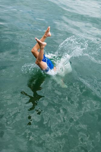 Sprung in die neue Badesaison schwimmen Badehose baden Sport Freizeit & Hobby Junge frei lebendig See Wasser Kopfsprung springen kopfüber Schwimmen & Baden