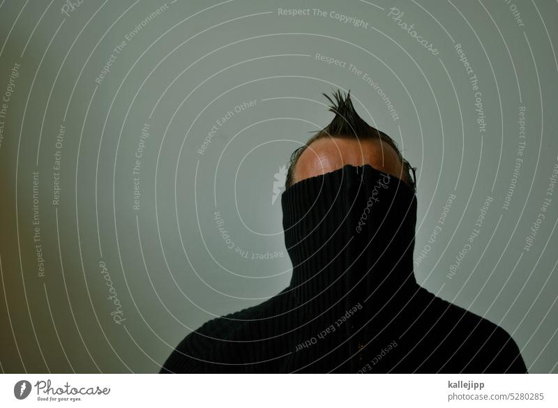 zipfelmütze Haare & Frisuren Rollkragenpullover verdeckt verstecken Problematik Depression Porträt Mensch Farbfoto anonym Erwachsene Maske Gesicht