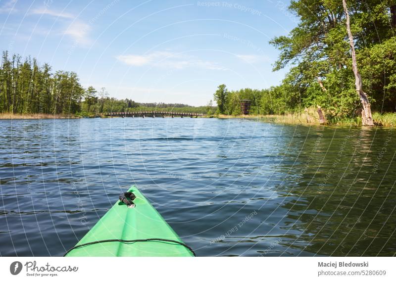 Bild eines Kajakbugs auf dem Wasser eines Sees, selektiver Fokus. Natur Ökotourismus Sport Landschaft im Freien MEER Kanu Abenteuer Himmel Tag sonnig Sommer
