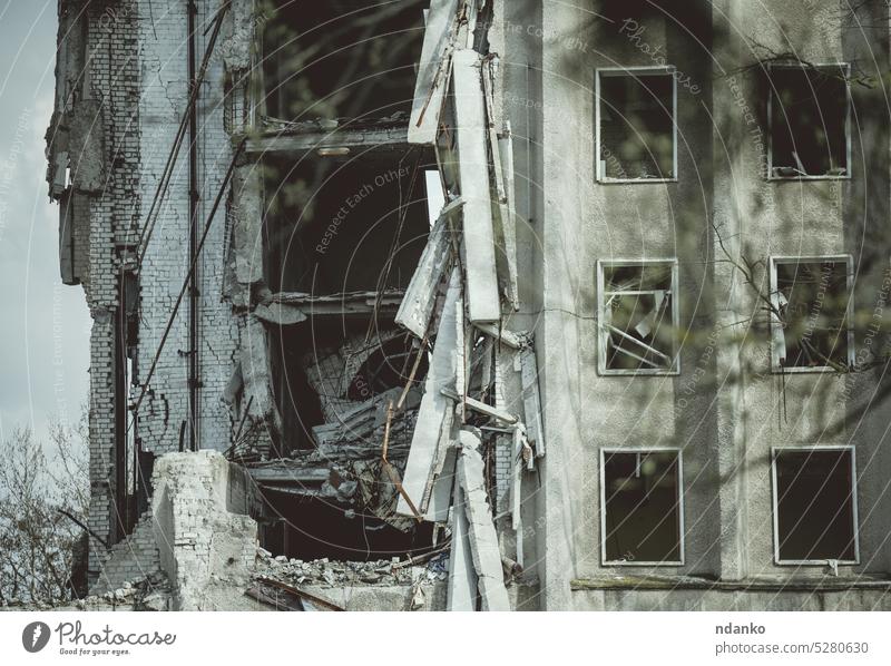 Zerstörtes Verwaltungsgebäude in der Ukraine, April 2023 Haus im Freien urban Wand Krieg Architektur Ruine Verlassen niemand Gebäude vernichten Zerstörung