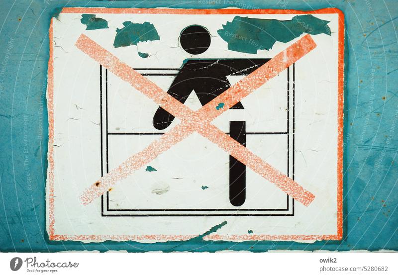 Irgendwas ist immer verboten Piktogramm unklar Rätsel Totale Farbfoto abstrakt Warnfarbe Zeichen Hinweisschild lädiert beschädigt Sicherheit Warnschild