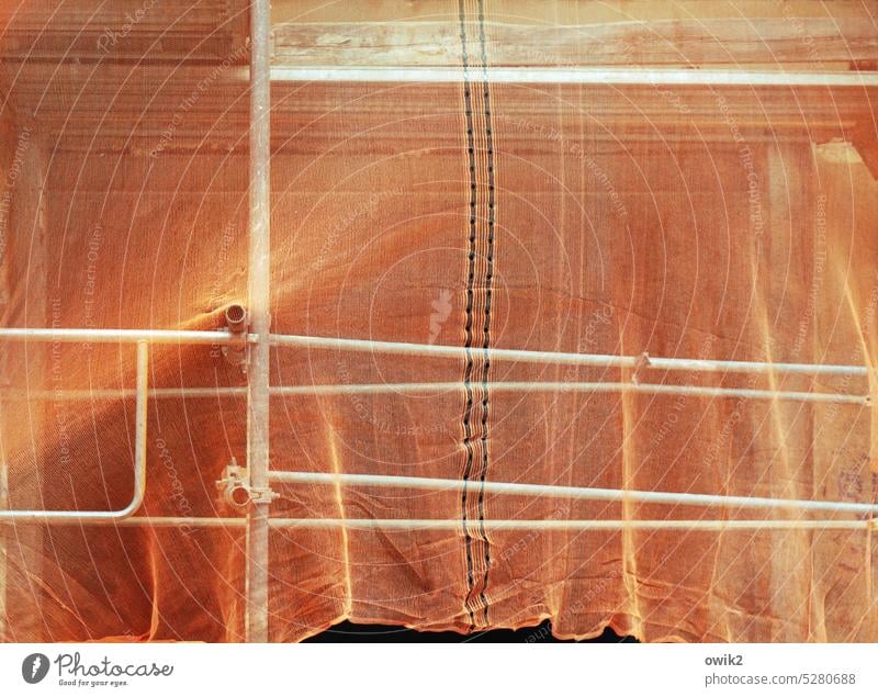 Netzhaut Gewebe Gebäudesicherung orange Baustelle Baugerüst Gerüstplane Gerüstnetz Abdeckung durchscheinend durchsichtig Kunststoff Detailaufnahme geheimnisvoll