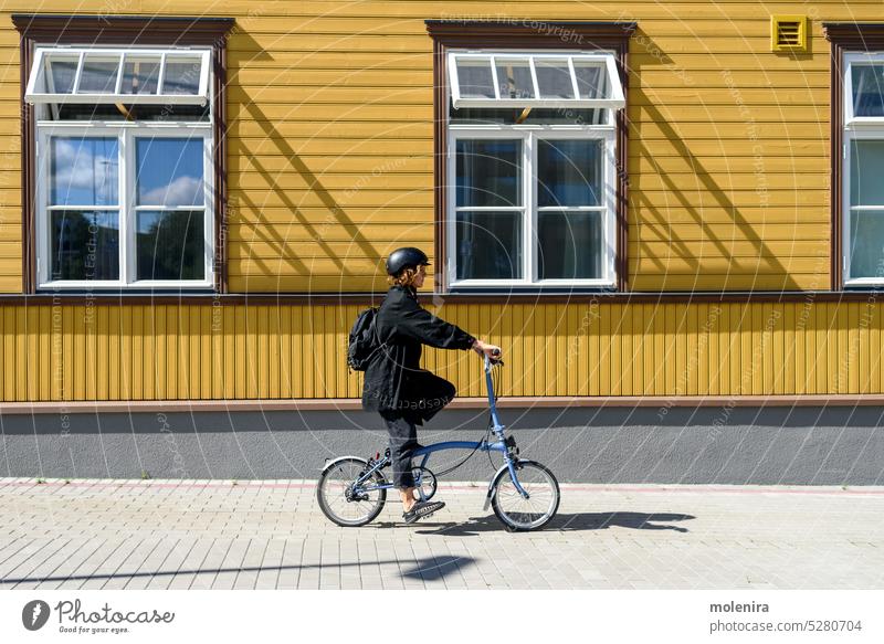 Frau fährt mit dem Fahrrad in der Stadt Reiten Aktivität Schutzhelm Lifestyle Großstadt Bürger Künstler Romantik Sommer genießend Individualität Schönheit 30s