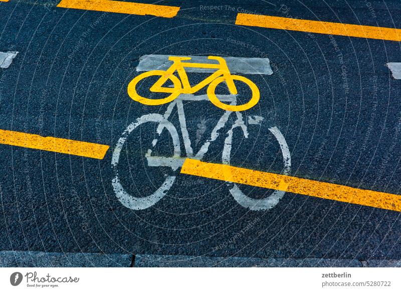 Fahrradweg again abbiegen asphalt auto fahrbahnmarkierung fahren fahrrad fahrradweg ferien fortbewegung gerade hauptstraße hinweis kante linie links navi
