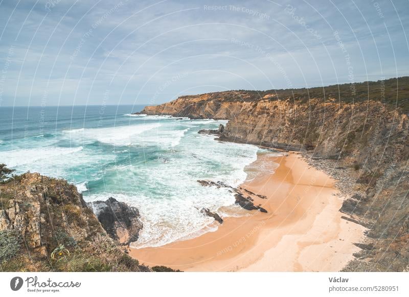 Zerklüftete, einzigartige Fels- und Klippenküste am Atlantik im Westen Portugals in der berühmten Touristenregion Algarve. Auf den Spuren des Fisherman Trail