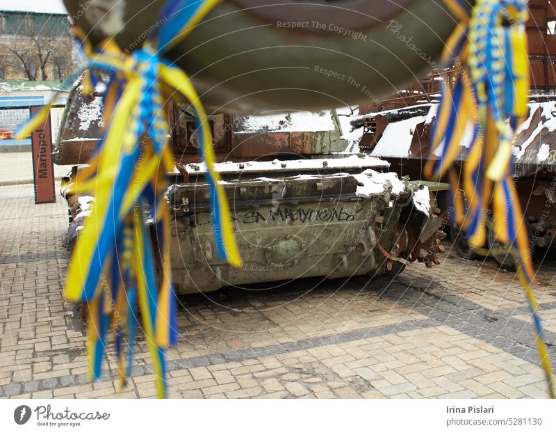 Kiew, Ukraine - 29.03.2023: Ein ziviles Auto wird von russischen Soldaten erschossen. Krieg in der Ukraine. Zerstörter russischer Panzer auf dem Mykhailivs'ka-Platz.