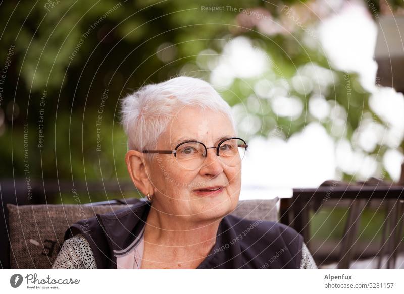 Frau leicht skeptisch & leicht amüsiert feminin Gesicht Farbfoto Porträt Skepsis grauhaarig Erwachsene seniorin Mensch Kopf Blick Außenaufnahme authentisch
