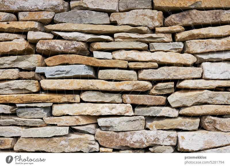 Steinmauer. Alte Kreide Stein Muster Hintergrund. Natürlicher Hintergrund und Tapete. Stein Textur alt Material rau Oberfläche abstrakt Felsen Wand Struktur