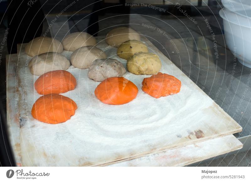 Rohe Brotstücke auf ein Tablett legen. Essen zubereiten geschmackvoll Nahaufnahme Koch Ei gelb Frühstück frisch Hintergrund weiß sortiert Bäcker Bäckerei