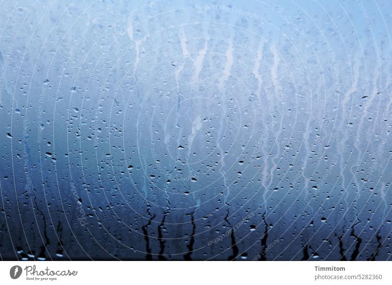 Nasses Blau blau Wasser Tropfen Regen Linien Spuren Feuchtigkeit Dachfenster Glas morgens nass Wassertropfen Nahaufnahme Licht