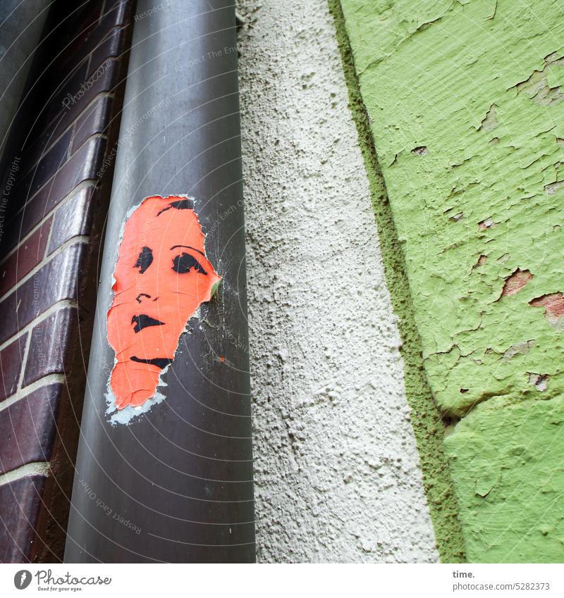 MainFux | Im Auge der Betrachterin Hauswand Grafitti Fallrohr Putz Wand Mauer Farbe abblättern urban Zeichnung trashig abgerissen Flucht Perspektive Portrait