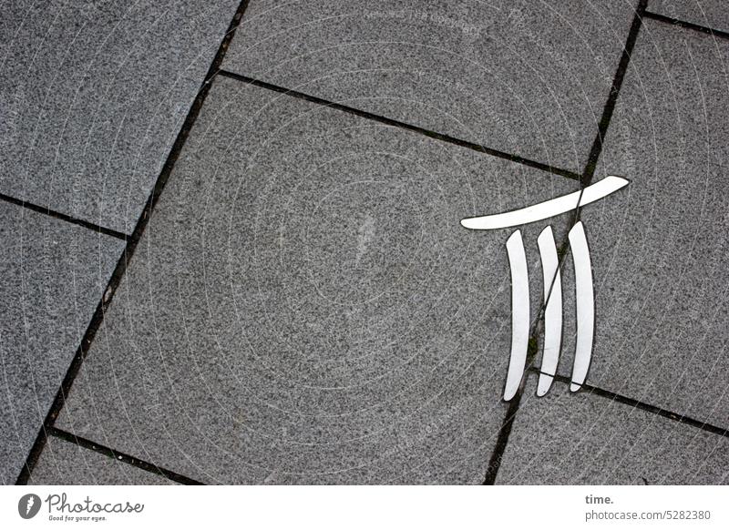 MainFux | Rätsel des Urbanen Bodenplatten Zeichen urban Striche Linien seltsam Sonnenuhr Betonplatten Sehenswürdigkeit Funktion Vogelperspektive Schatten Textur