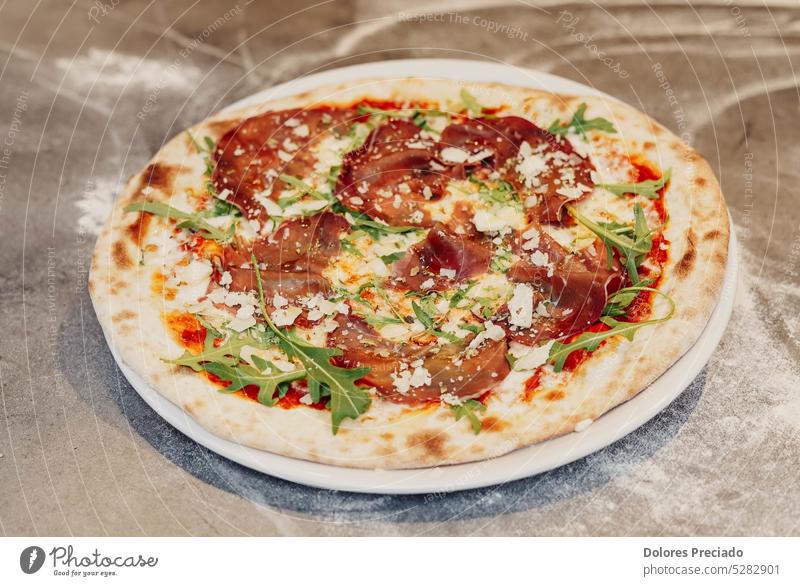 Die echte neapolitanische Pizza mit Sauerteig und frischen, natürlichen Zutaten Hintergrund Speck gebacken Basilikum Carbonara Käse gekocht Kruste Küche lecker