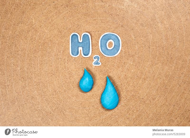 Wassertropfen und H2O-Symbol, Konzept des sauberen Wassers und der globalen Pflege der Ressourcen. Umweltthemen, hydroelektrische Energie, Trinkwasserressourcen.