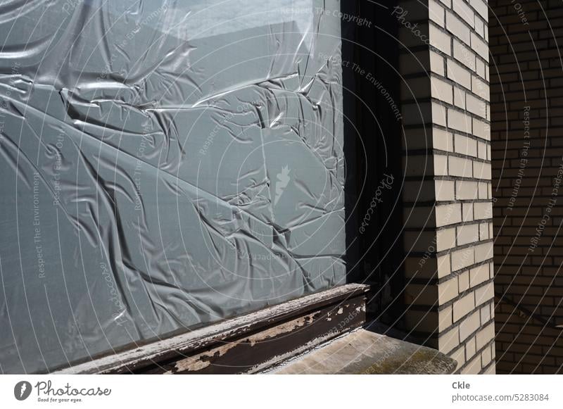 Verklebtes Fenster eines aufgegebenen Betriebes - ein lizenzfreies