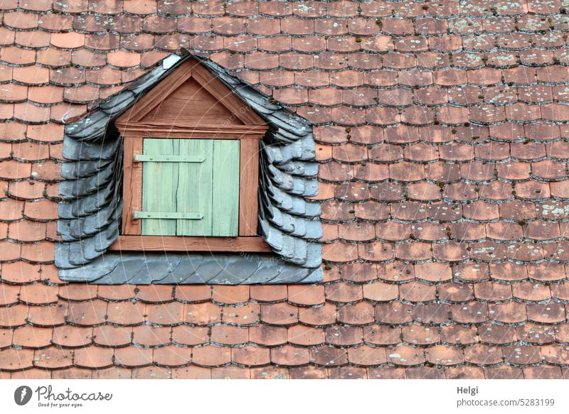 Mainfux-UT | nostalgische Dachgaube Handwerk Handwerkskunst Schindeln Schindeldach Fenster Fensterladen Schiefer Gebäude Architektur alt historisch Haus