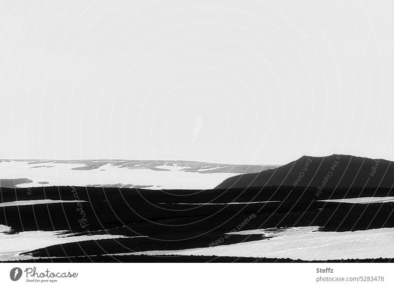 Hügel auf dem Bergpass Fjardarheidi auf Island Ostisland Schnee Naturstille Felsen geheimnisvoll Ruhe mysteriös melancholisch einsam Einsamkeit Melancholie