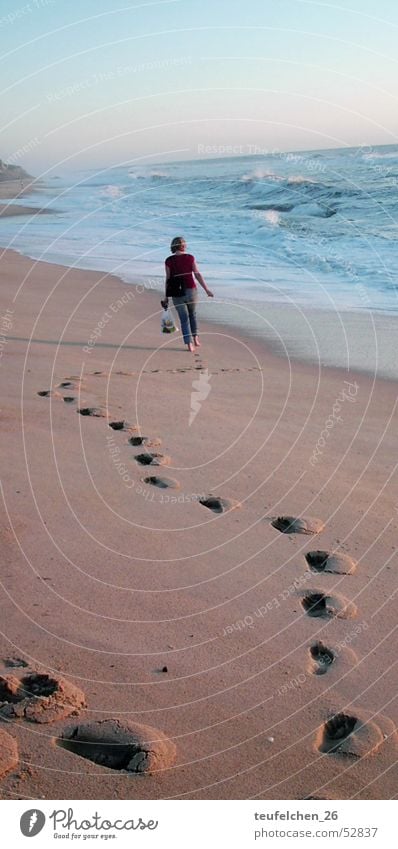 spaziergang am meer Meer Strand Fußspur Küste Portugal Einsamkeit Wellen Spaziergang Sand Wasser Traurigkeit Barfuß