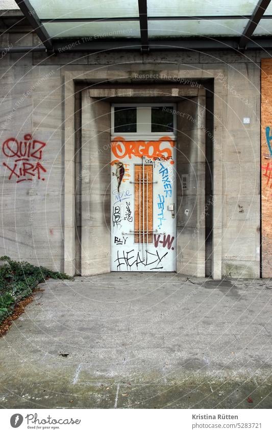 graffiti tür eingang portal tags verlassen geschlossen urban streetart paste up gebäude architektur vordach