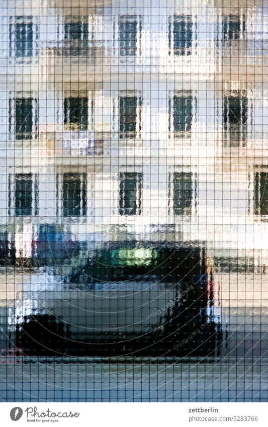 Kleinwagen hinter Riffelglas architektur berlin büro city deutschland fassade fenster froschperspektive gebäude hauptstadt haus innenstadt kiez leben mitte