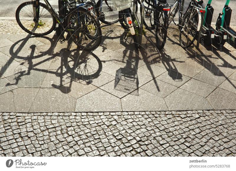 Fahrräder und ihre Schatten Parkplatz berlin bürgersteig büro city deutschland fahrrad fahrradständer gebäude gehweg hauptstadt haus innenstadt kiez leben licht
