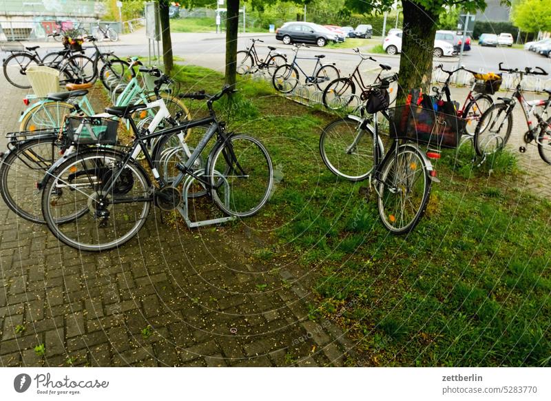 Fahrradparkplatz Brieselang innenstadt kiez leben licht schatten stadtbezirk straßenfotografie street photography städtereise szene szenerie tägliches leben