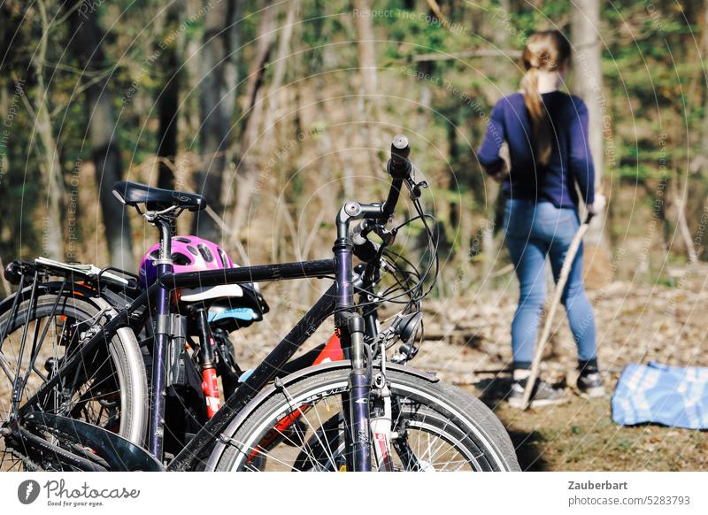 Fahrräder und Kind bei Radtour im Wald Fahrrad Mädchen radeln Sattel Gepäckträger Karte Frühling Fahrradfahren Fahrradtour Bewegung Mobilität Verkehrsmittel