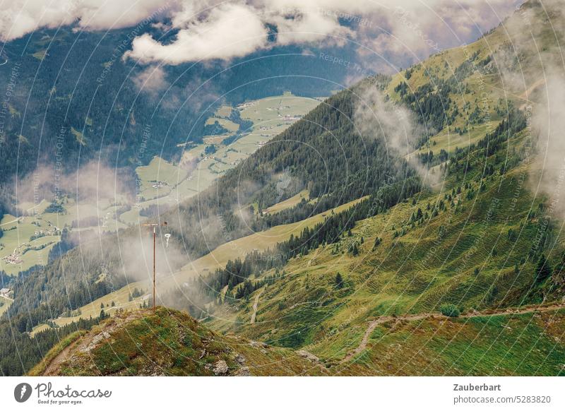Südtiroler Berglandschaft mit grünen Wiesen, Wegen und Wolken Berge Tal wandern Höhe Wanderlust Berge u. Gebirge Landschaft Natur Alpen Sommer