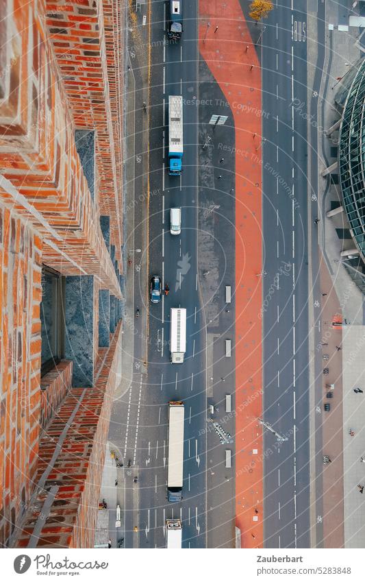 Blick aus der Höhe auf Potsdamer Straße mit "Boulevard der Stars", Bus und Lkw, Backstein-Fassade eines Hochhauses aerial Lufbild Verkehr Fahrbahn Berlin Mitte