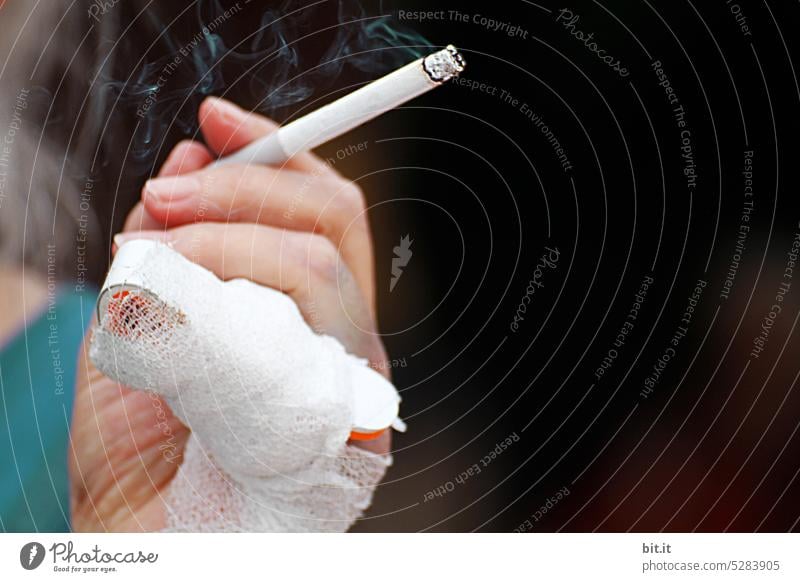¥MainFux l weibliche Hand hält rauchende Zigarette mit Qualm. Hand, Finger mit Verletzung, Verband, Bruch vor dunklem Hintergrund. Frau mit grauen Haaren raucht eine Zigarette nach Unfall. Krankenhaus, Nerven, Verletzung, ungesunde Lebensweise, Schock.