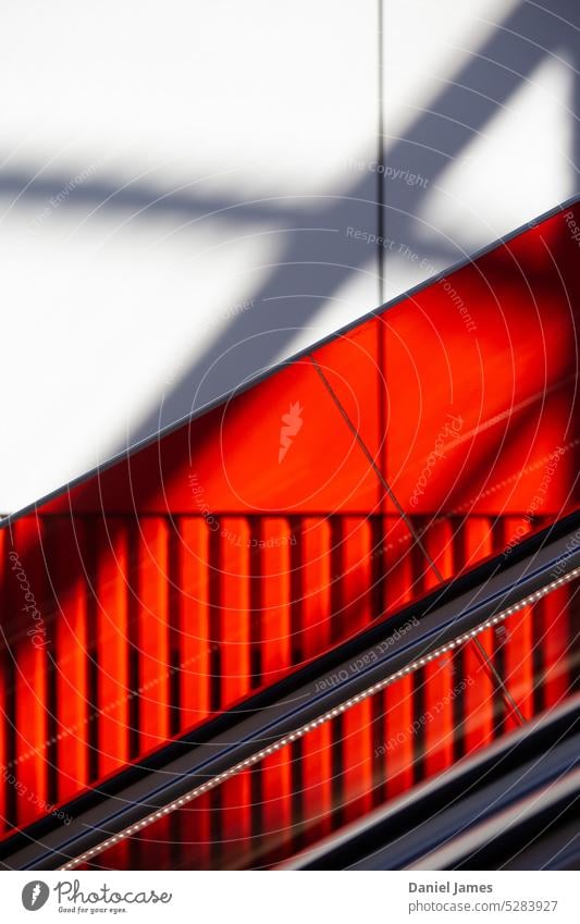 Paneele, Schatten, Lichter und Linien in Rot. abstrakt rot Winkel Strukturen & Formen Muster Wand Design Architektur Gebäude Bauwerk modern minimalistisch