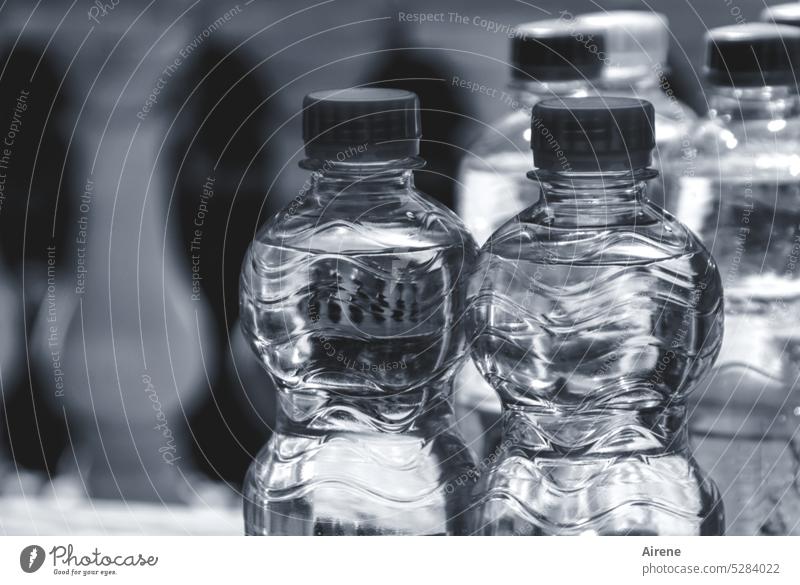 knappes Gut Trinkwasser Wasser Flasche Plastikflasche abgefüllt Wasserknappheit Durst trinken Getränk Pfandflasche Reflexion & Spiegelung gekühlt erfrischend