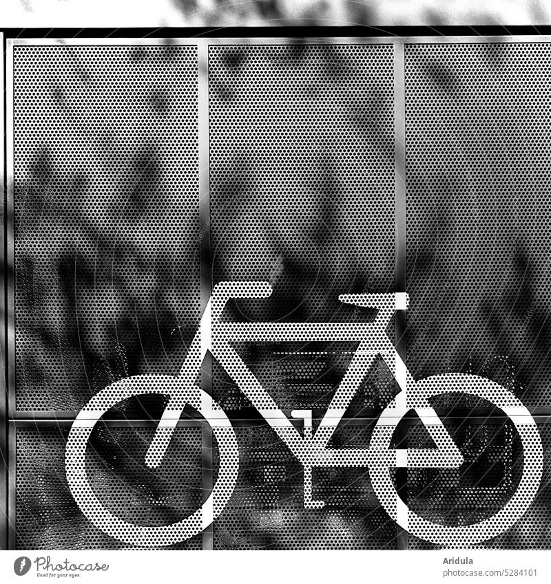 Fahrradparkstation | Pikto-Rad mit Schattenspiel s/w Fahrradfahren Fahrradfahrer Verkehr Verkehrswende Straße Verkehrsmittel Mobilität Wege & Pfade