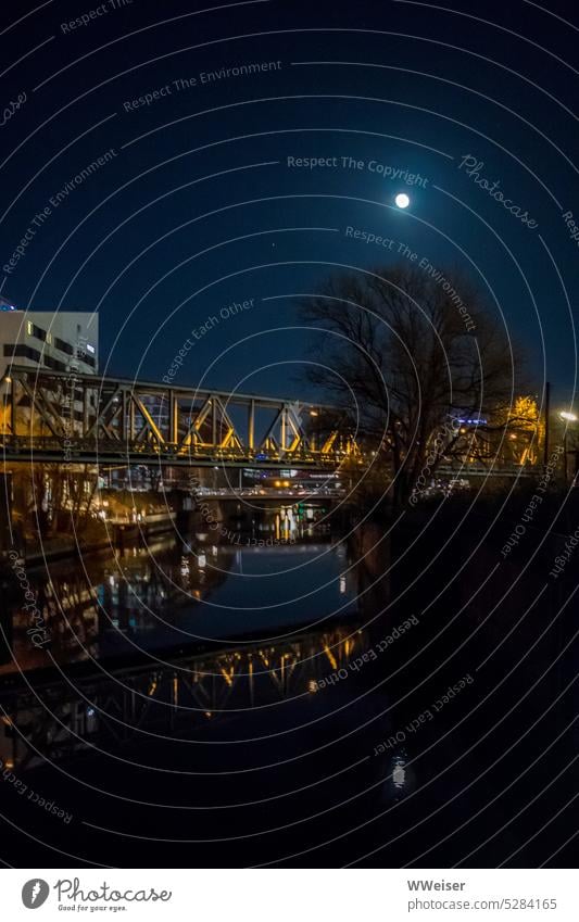 Spaziergang durch ein Industriegebiet in Hamburg: Es ist dunkel und der Mond scheint Nacht Dunkelheit Mondlicht scheinen Stadt Großstadt Brücke Eisenbahnbrücke