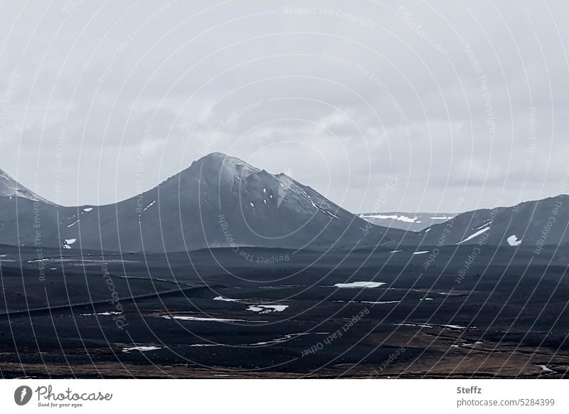 bergige Landschaft auf dem Kraflagebiet auf Island Nordisland Islandwetter Vulkanfeld Nordeuropa Mondlandschaft Nordostisland vulkanische Landschaft Berge