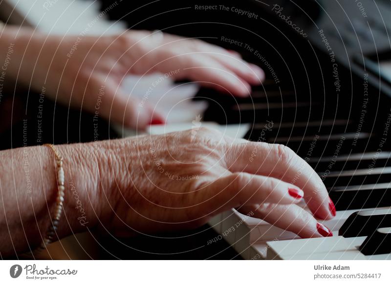 MainFux | musizieren am Klavier Musik Klavier spielen Musikinstrument Tasteninstrumente Freizeit & Hobby Musiker Klassik Detailaufnahme Nahaufnahme Keyboard