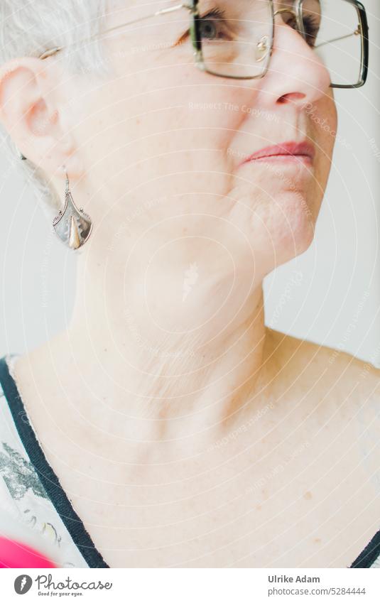 Mainfux| Porträtperspektive mal anders Kopf Gesicht grauhaarig Brille feminin hübsch Erwachsene schick Ohrringe kurzhaarig Frau Mensch grinsen Verschmitzt
