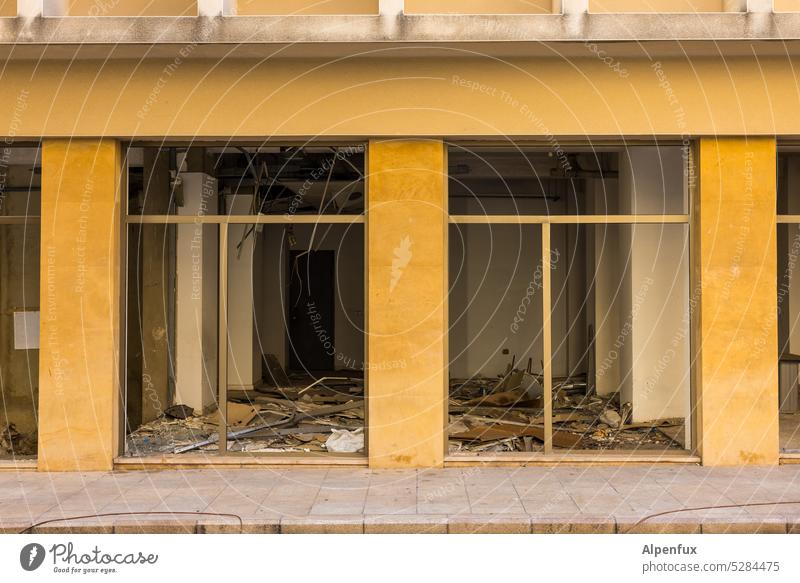 Damage Ladengeschäft demoliert randalieren Vandalismus Zerstörung Schaufenster Fassade Handel geschlossen Fenster kaputt Menschenleer Geschäft Gebäude Leerstand