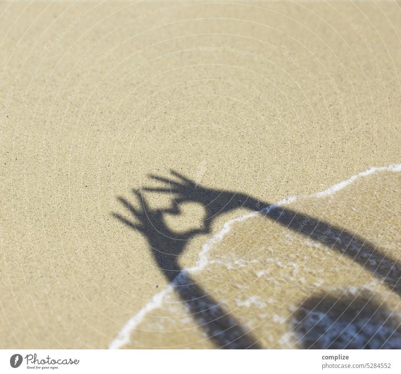 Ein Herz am Strand - Strandliebe Fingerherz Liebe Herzzeichen herzform hand ein herz formen fingerherz Handherz beach Wasser Wellen ufer