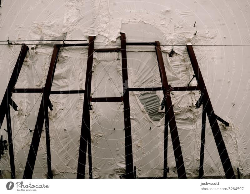 Abstützen einer tragenden Wand durch Stahlträger Fassade Monochrom Bauwerk abstützen Komponente Tragfähigkeit Einsturzgefahr präventiv Sicherheit