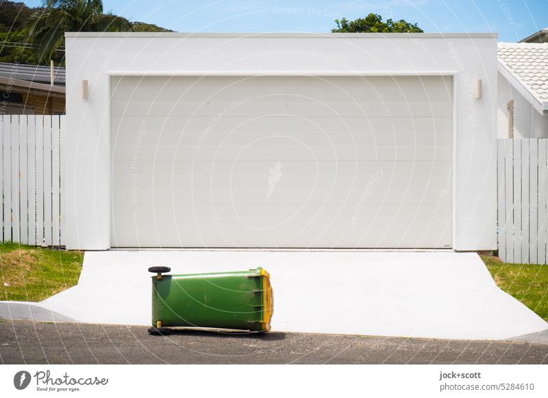 Gegenüberstellung | von rechteckigen Formen wie Garage und Mülltonne Garagentor Abfallbehälter weiß Strukturen & Formen Australien umgefallen geschlossen