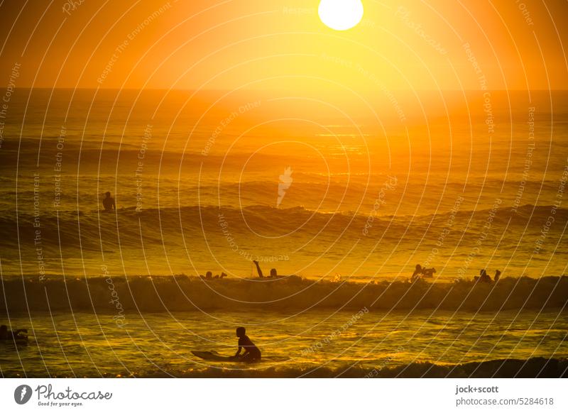 auf den Wellen kurz nach dem Sonnenaufgang Surfer Surfen Meer Wassersport Lifestyle Sport Morgen Sonnenlicht Gegenlicht Silhouette Natur Romantik Südpazifik
