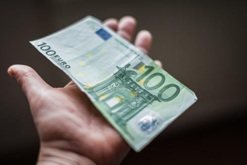 Geld in der Hand 100 Hunderter Euro Reichtum Bargeld Einkommen Finanzen reich Erfolg Business sparen kaufen Wirtschaft Konzept Kapitalwirtschaft Investition