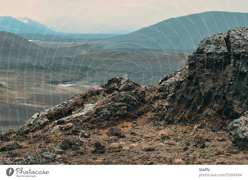 Lavalandschaft m Gebiet rund um den Mückensee (Mývatn) auf Island isländisch Lavahügel Lavafeld vulkanisch Islandreise Vulkangebiet Vulkane geologisch uralt