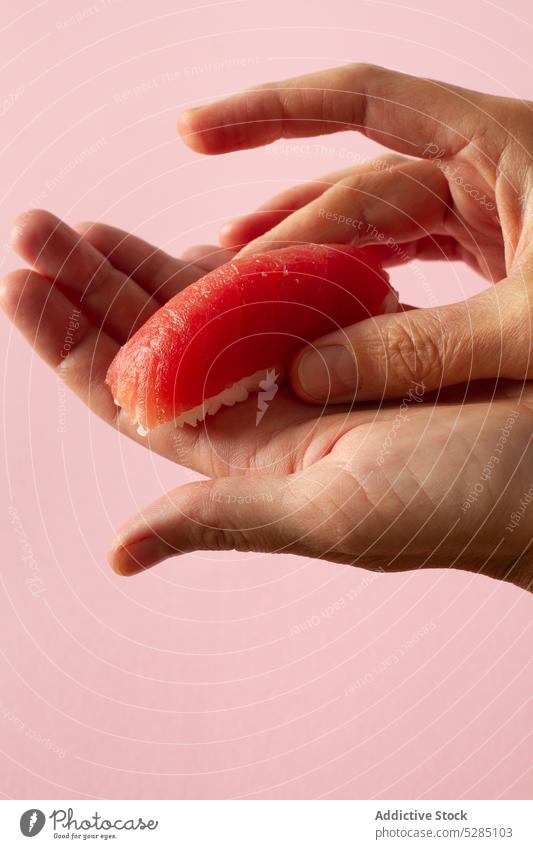 Crop-Hände machen Sashimi-Sushi Person Hand vorbereiten Koch Asiatische Küche Essstäbchen Orientalisch Lebensmittel Tradition Lachs Fisch handgefertigt Kultur
