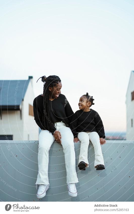 Glückliche afroamerikanische Mutter und Tochter auf der Straße Frau Mädchen Spaß haben Streichholz Bonden Mutterschaft Lächeln ähnlich gleich ähneln Kind