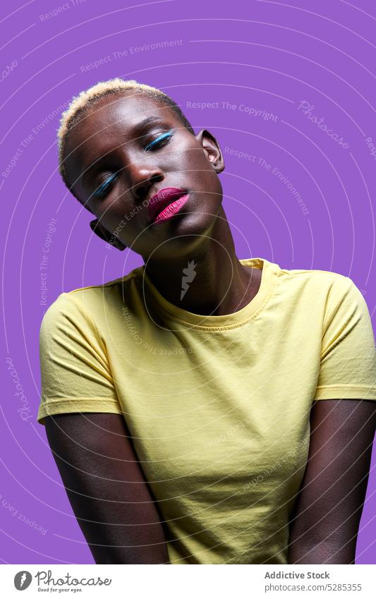 Seriöse schwarze Frau im Studio Make-up Windstille farbenfroh selbstbewusst Vorschein Porträt Model hell trendy lebhaft ethnisch Farbe Outfit Persönlichkeit