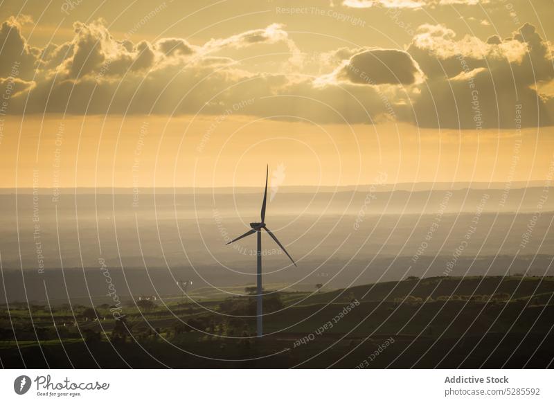 Windmühle auf dem Lande bei Sonnenuntergang Turbine Natur Landschaft wolkig Himmel Hochland Costa Rica Berge u. Gebirge Ökologie malerisch Abend Erneuerung