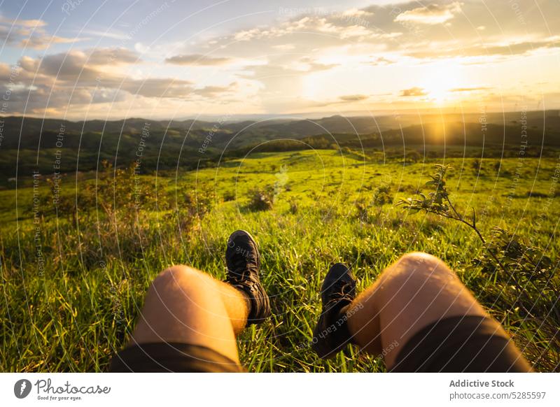 Mann bewundert Aussicht bei Sonnenuntergang Reisender malerisch Landschaft Wiese Gras bewundern Costa Rica männlich Natur Sommer Tourismus Ausflug Urlaub